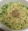 【限りなく本物に近いカップ麺】 博多の臨場感！ めんが旨い！ 博多でみつけた背脂とんこつラーメン