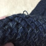 セーターの引っ掛けた糸を直す方法