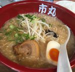 【大阪・福島ラーメン】コマ切れチャーシューと背脂たっぷり 醤油とんこつ「市丸ラーメン」